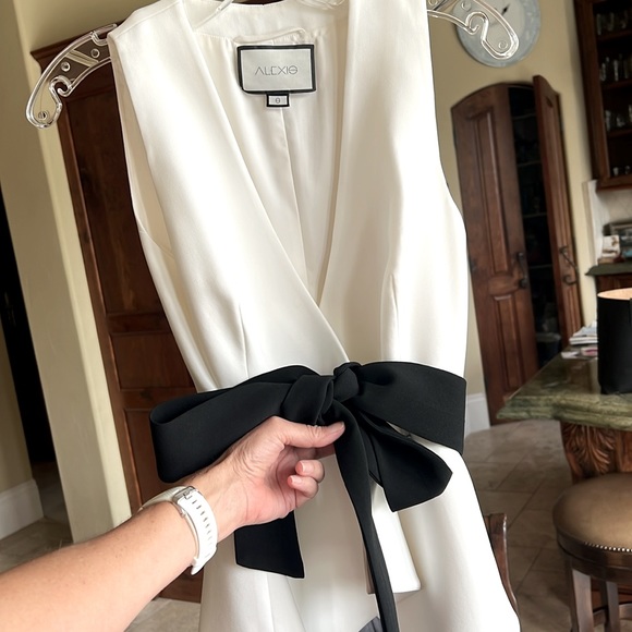 Alexis Sleeveless Cream Top with Black Sash Belt Size S - Picture 5 of 16